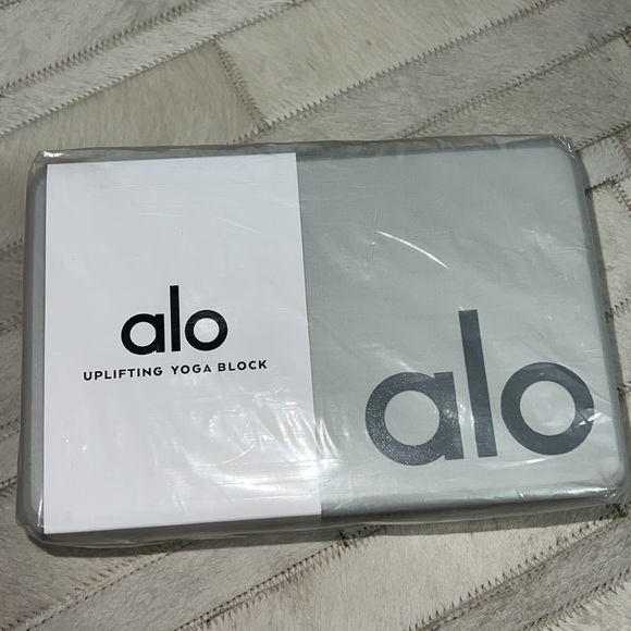 Alo Yoga uplifting yoga block - Picture 3 of 4